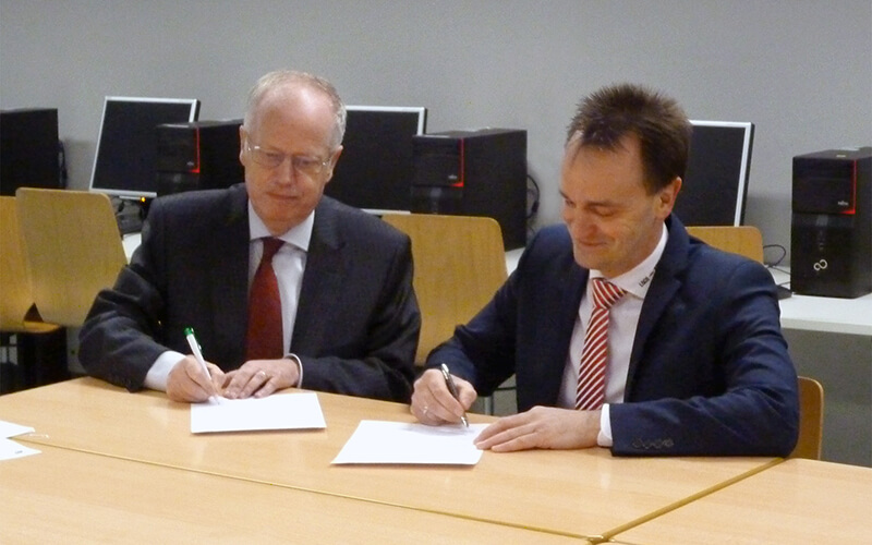 Ulrich Güth und Ralf Koke unterzeichnen den Vertrag
